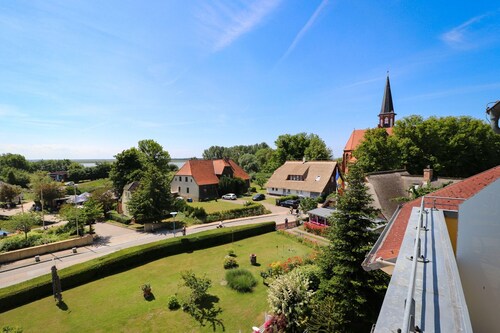 Appartement mit Balkon, Boddenblick und Blick auf den Wustrower Hafen