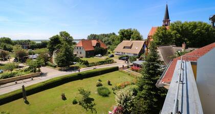 Appartement mit Balkon, Boddenblick und Blick auf den Wustrower Hafen
