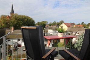 Outdoor dining - Apartment with balcony and Bodden view directly at the harbor of Wustrow (Ostseebad Wustrow)