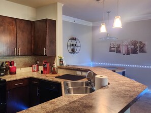 ثلاجة، ميكروويف، فرن، موقد طهي مسطح