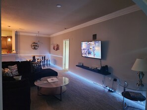 تلفزيون ذكي، ألعاب فيديو، مشغل دي في دي، كُتُب