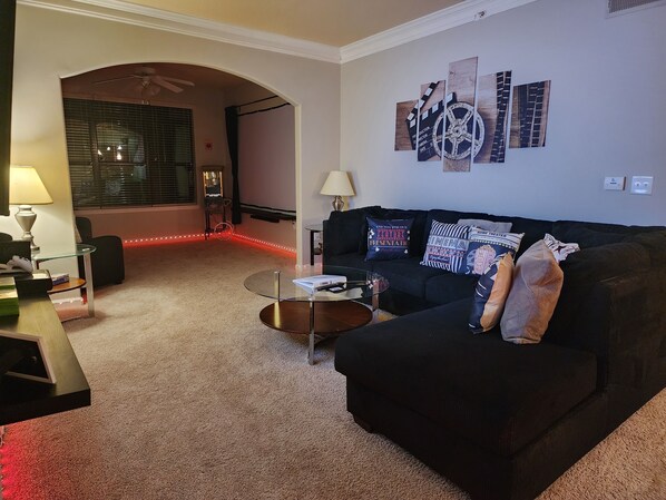 تلفزيون ذكي، ألعاب فيديو، مشغل دي في دي، كُتُب