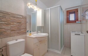 A bathroom with a toilet, sink, and shower. - Holiday Home Stomorica (Sutivan)