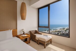 Apartamento, 2 quartos, vista para o mar | Cofres nos quartos, individualmente mobiliados, escrivaninha