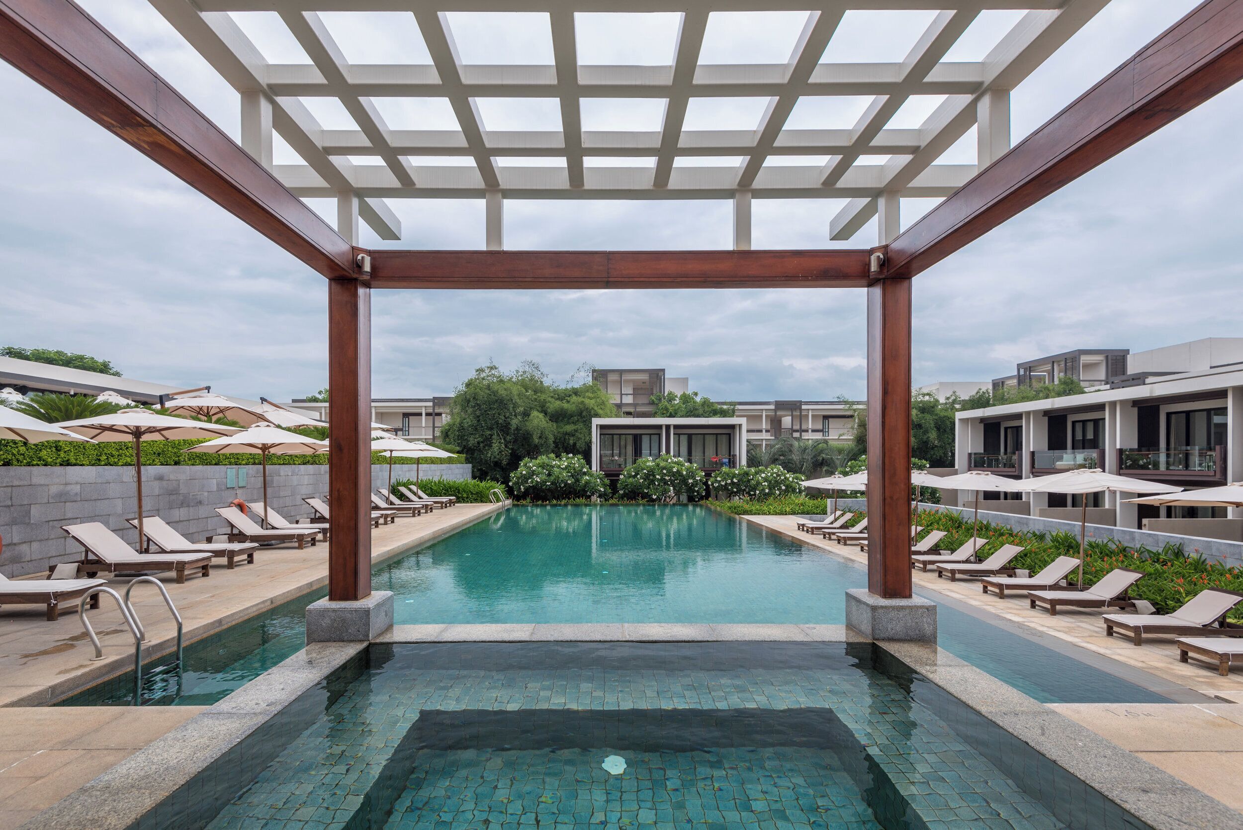 5 outdoor pools, pool umbrellas, lifeguards on site