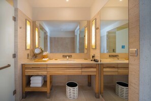 Combined shower/tub, rainfall showerhead, free toiletries, hair dryer - The Salt Collections Beachfront Resort Da Nang (Da Nang)