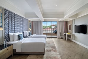 Chambre Prestige, 2 lits jumeaux, balcon | Salle de bain | Articles de toilette griffés, séchoir à cheveux, peignoirs, pantoufles