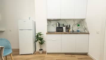Apartemen Klasik | Dapur pribadi | Lemari es besar, microwave, pemanggang roti, dan penggorengan