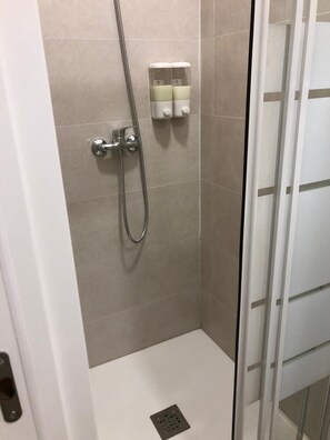 Shower, rainfall showerhead, hair dryer, towels - RA Apartamentos Sevilla (Alicante)