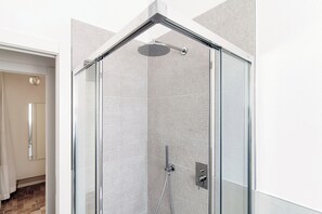 Studio | Bathroom shower - Ria Apartment (Como)