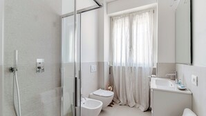 Studio | Bathroom - Ria Apartment (Como)