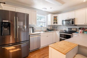 Kühlschrank, Mikrowelle, Ofen, Herdplatte