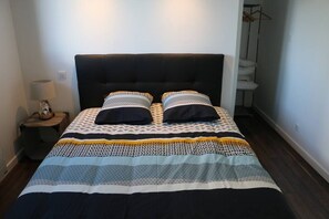 1 habitación, tabla de planchar con plancha, cuna de viaje y wifi 