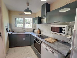 Fridge, microwave, oven, stovetop - Villa Doris: Swimming Pool, Sea View (Roquebrune-sur-Argens)