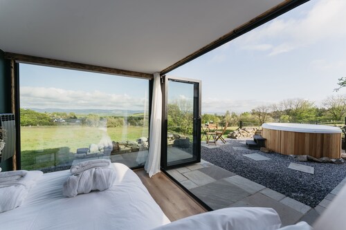 Dyffryn Ceri - luxury converted shipping container