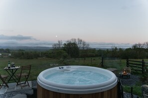 Outdoor spa tub - Dyffryn Ceri - luxury converted shipping container (Penuwch)