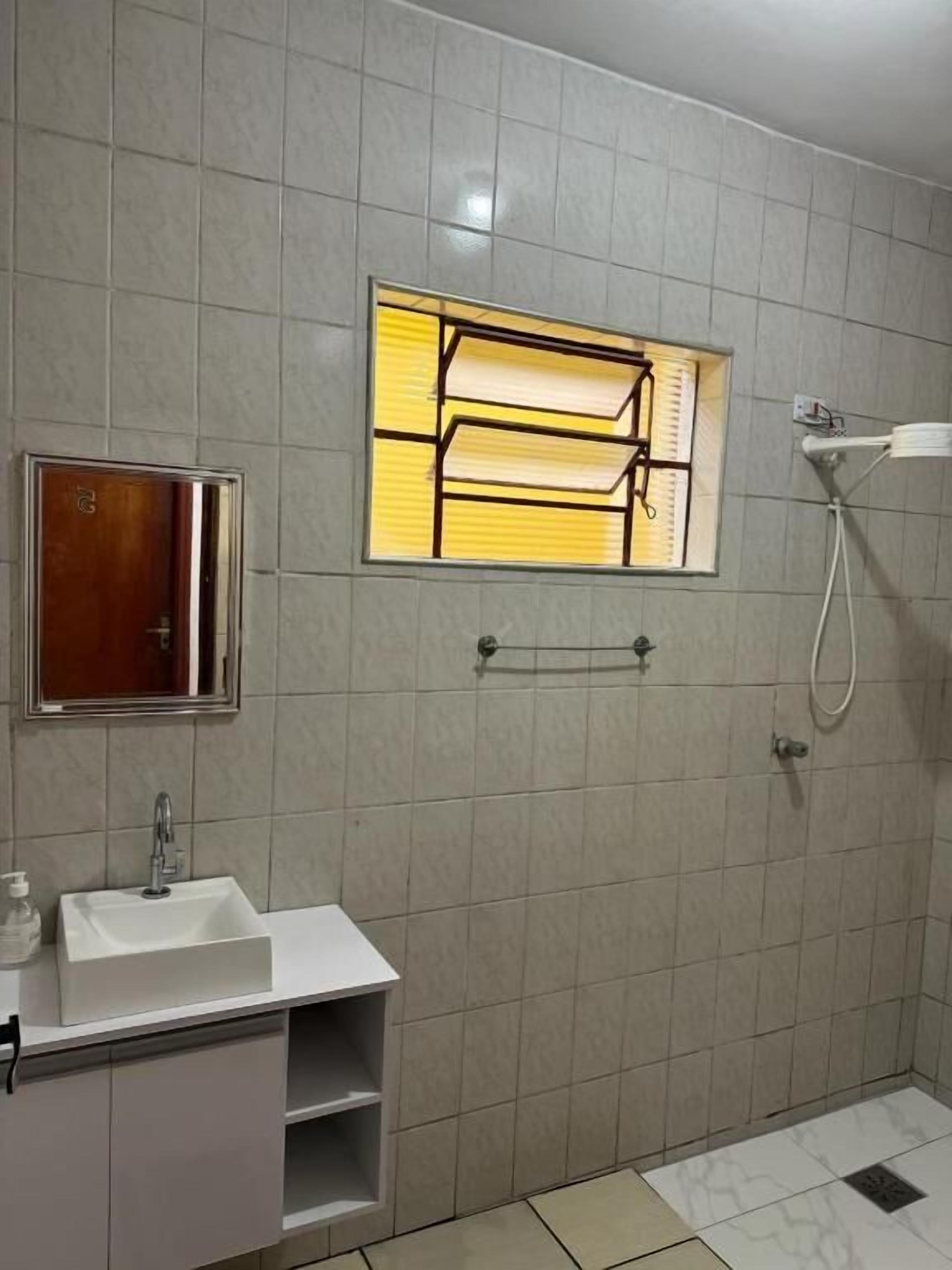 Ducha, toallas, jabón, shampoo