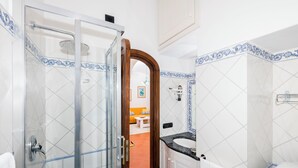 Een douche, een haardroger, handdoeken, zeep