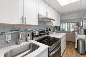 Frigorífico, microondas, horno y placa de cocina