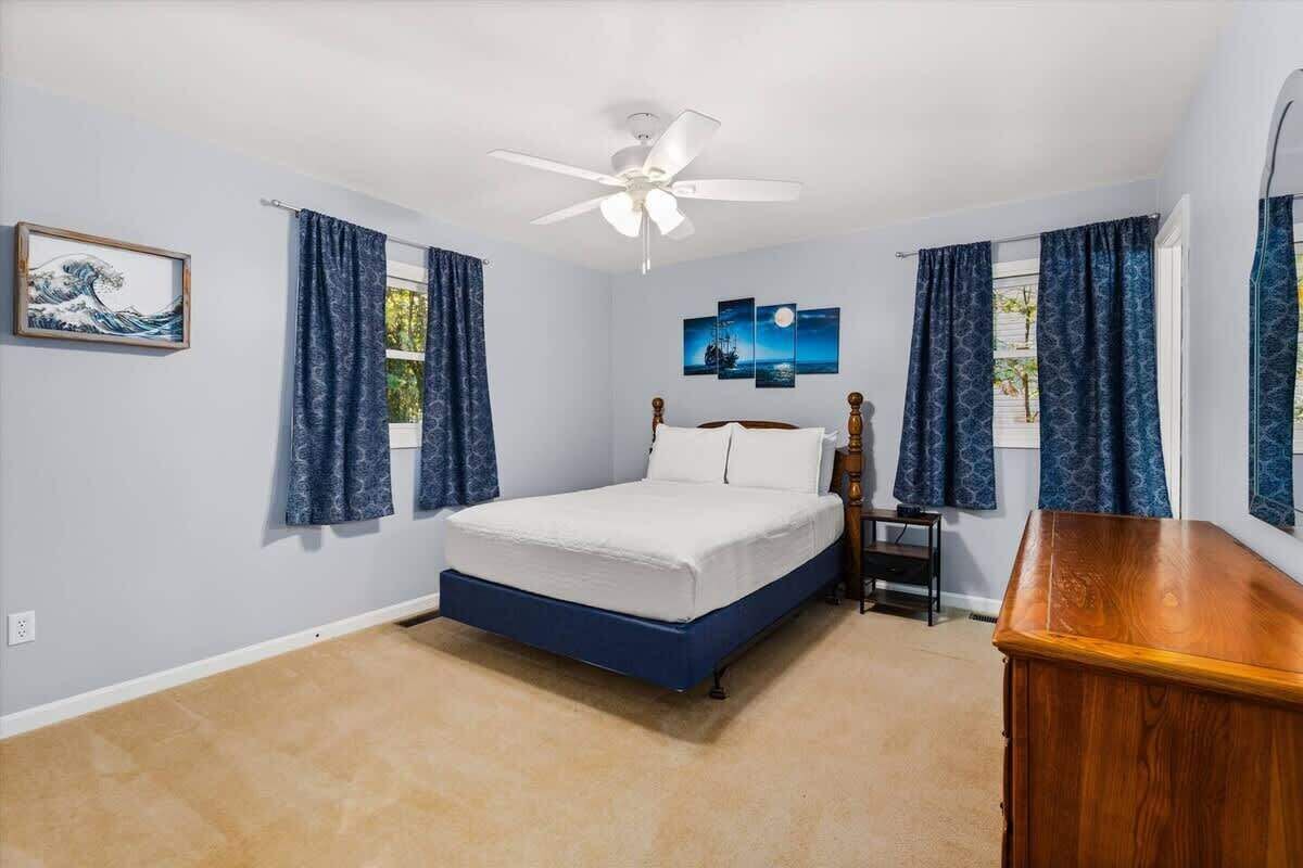 3 bedrooms, iron/ironing board, WiFi, bed sheets