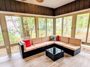 TV, fireplace