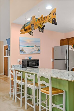 Een koelkast, een magnetron, een oven, een kookplaat