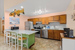 Køleskab, mikrobølgeovn, ovn, kogeplade