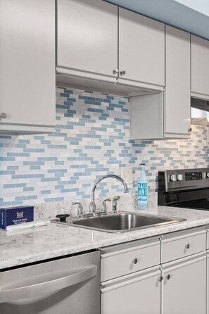 Micro-ondes, four, plaque de cuisson, lave-vaisselle