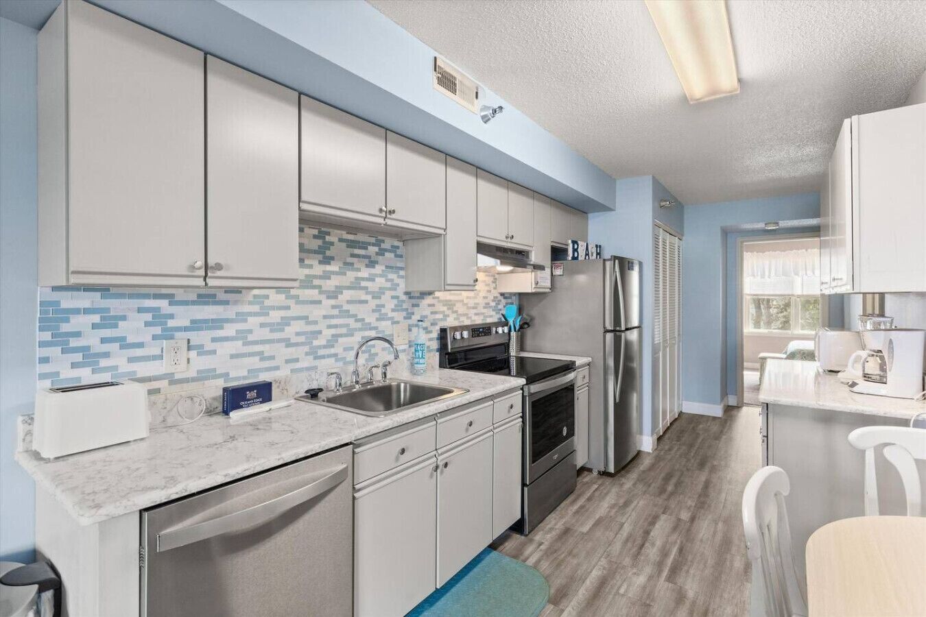 Microondas, horno, placa de cocina, lavavajillas