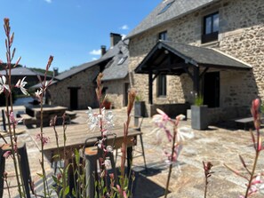 Outdoor dining - Domaine des Annouillards with swimming pool and ponds! (Sornac)