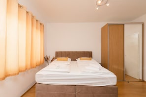 House, Sea View | 4 bedrooms, iron/ironing board, free WiFi