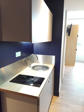 Mini réfrigérateur, micro-ondes, plaque de cuisson