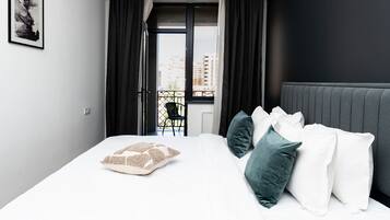 Apartamento de diseño, 2 habitaciones, balcón, vistas al patio | Ropa de cama de alta calidad y decoración individual