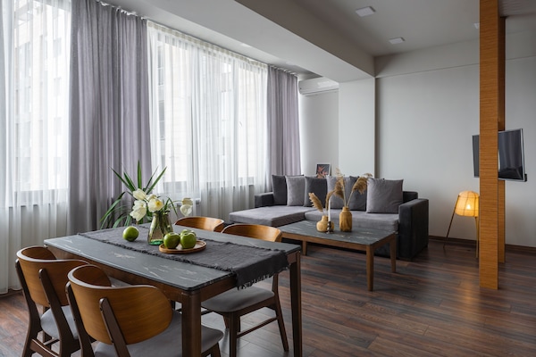 Superior-íbúð - reyklaust - eldhús | Stofa | 70-tommu snjallsjónvarp með kapalrásum