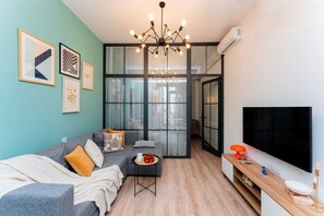 Design Apartment, 2 Bedrooms, Balcony, Courtyard View | Living area