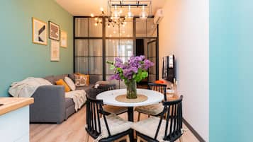 Apartamento design, 2 quartos, sacada, vista para o pátio | Área de estar | Smart TV 70 polegadas com canais a cabo