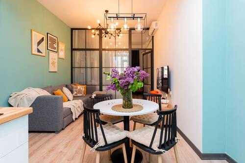 Design-Apartment, 2 Schlafzimmer, Balkon, Blick auf den Innenhof | Wohnbereich | 70-Zoll-Smart-TV mit Kabelempfang