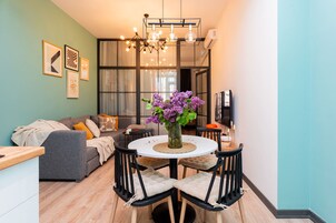 Design appartement, 2 slaapkamers, balkon, uitzicht op binnenplaats | Woonruimte | Een 70-inch smart-tv met kabelzenders