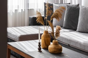 Superior-huoneisto, tupakointi kielletty, keittiö | Oleskelualue | 70–tuumainen äly-TV, jossa kaapelikanavat