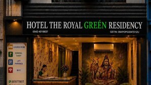 Het uiterlijk van Hotel The Royal Green Residency, met zichtbare receptie.