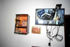Desk, free WiFi, bed sheets - The Royal Green Residency (Varanasi)