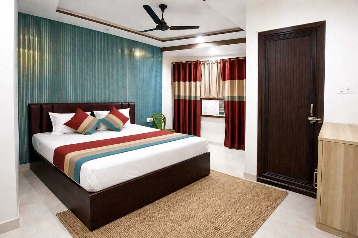 Desk, WiFi (free), bed sheets