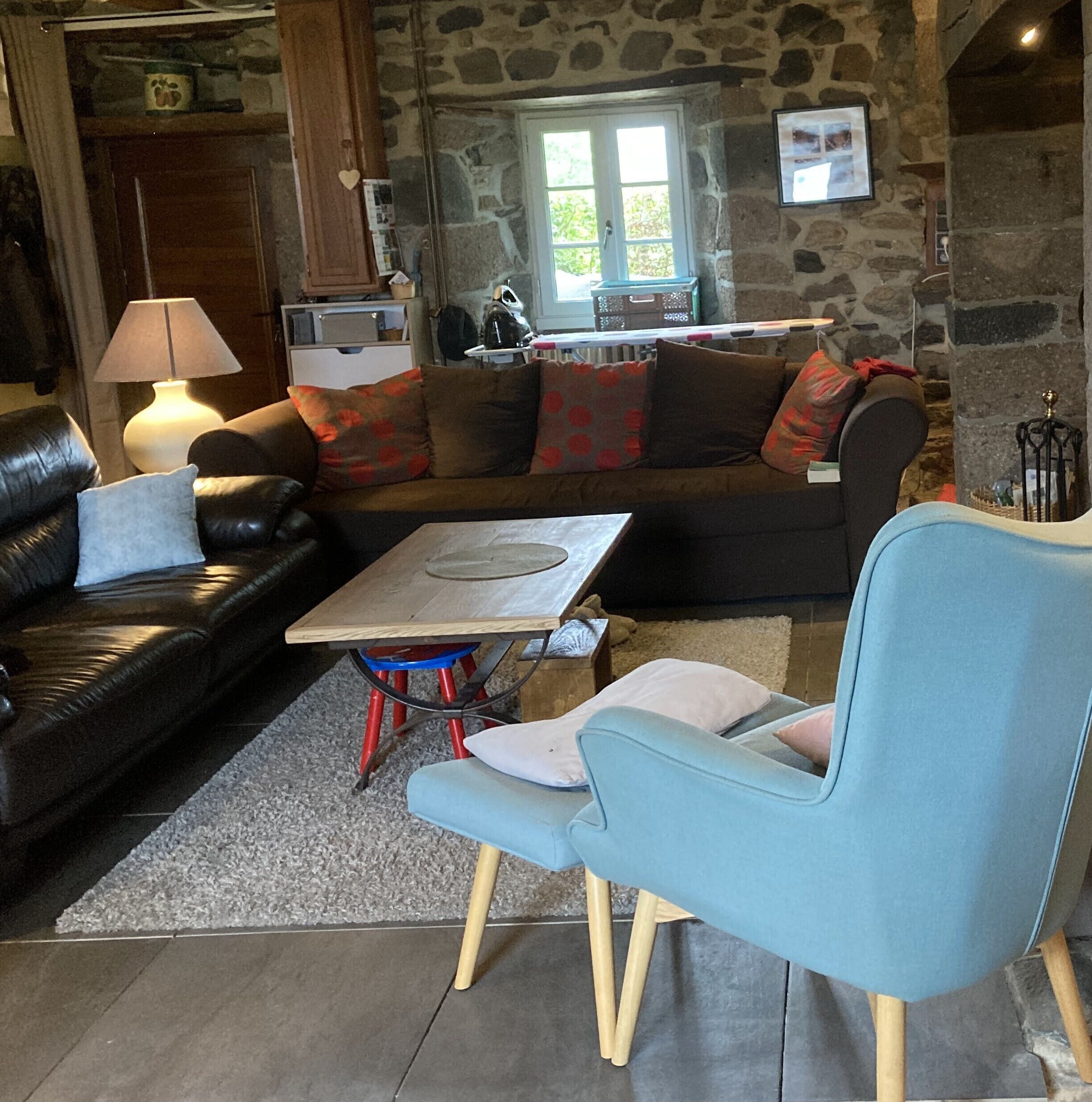 Fernseher, Kamin, Tischtennisplatte, Bücher