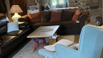 Fernseher, Kamin, Tischtennisplatte, Bücher