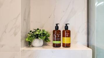 SĂšche-cheveux, serviettes fournies, savon, papier toilette