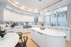 ثلاجة، ميكروويف، فرن، موقد طهي مسطح