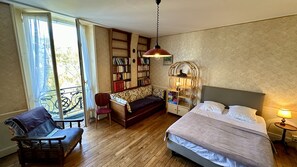 1 habitación y tabla de planchar con plancha