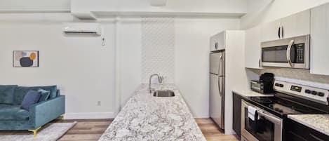 Refrigerador, horno, placa de cocina, cafetera/tetera