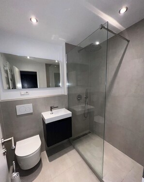 Douche, serviettes fournies, savon, papier toilette