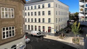 Un immeuble à plusieurs étages, doté d’une façade blanche et d’un toit plat.